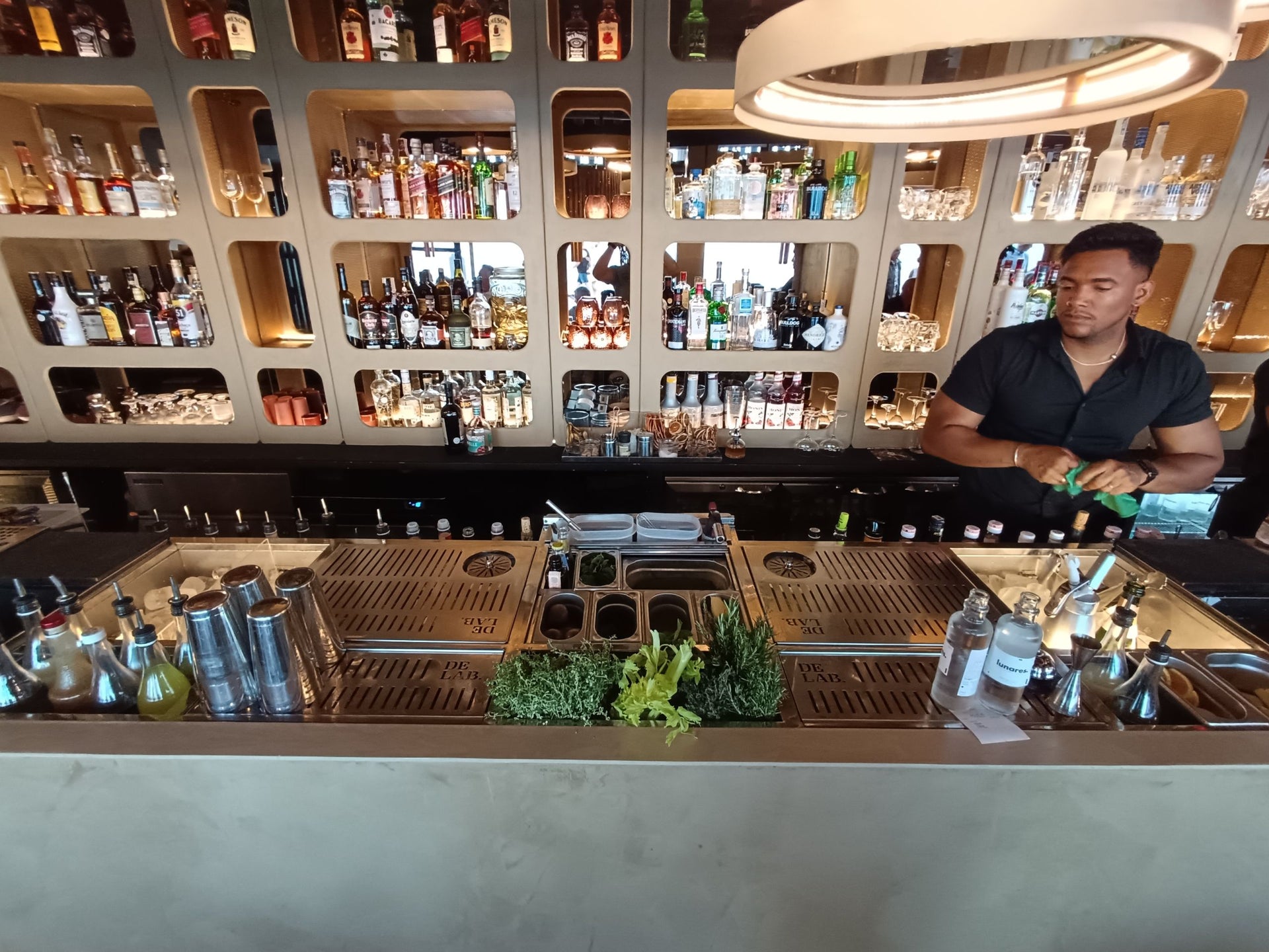 Ideas creativas de cómo optimizar y rentabilizar el espacio detrás de la barra