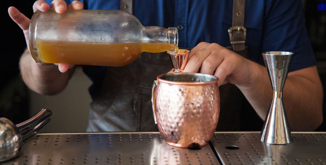 Medición de líquidos en coctelería y servicio de bebidas