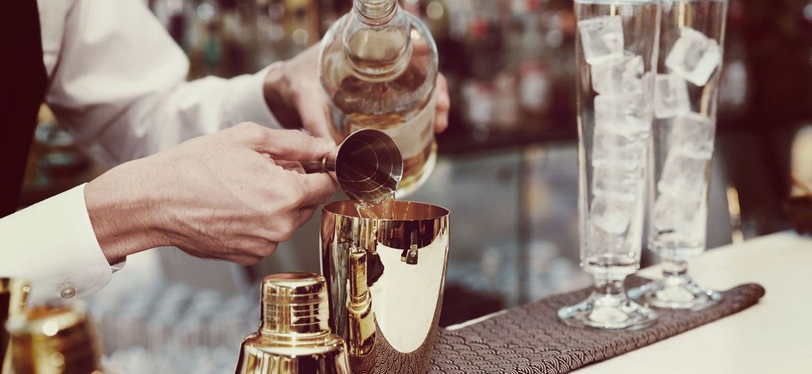 bartender_making_drink2-e1517231147608