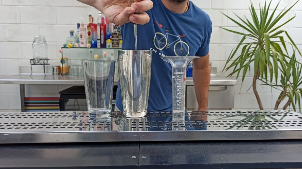 5 razones por las que querrías que tus bartenders usen free pouring